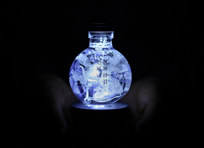 結合浪漫與清新的精緻夜燈!將韓式極唯美琉璃花朵夜燈放置在床頭櫃,房間𣊬間展現淡雅氛圍! – GirlsMood 女生感覺