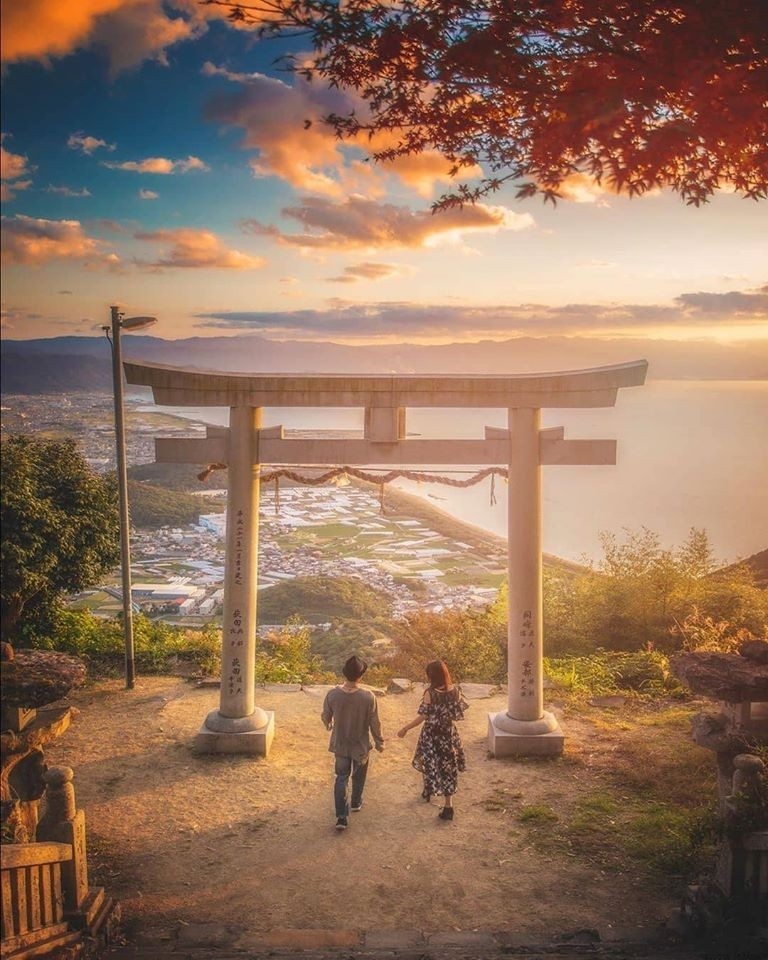 夢幻度破錶 天空鳥居 日本香川縣高屋神社 隨意一拍都是桌布質素的照片 Girlsmood 女生感覺