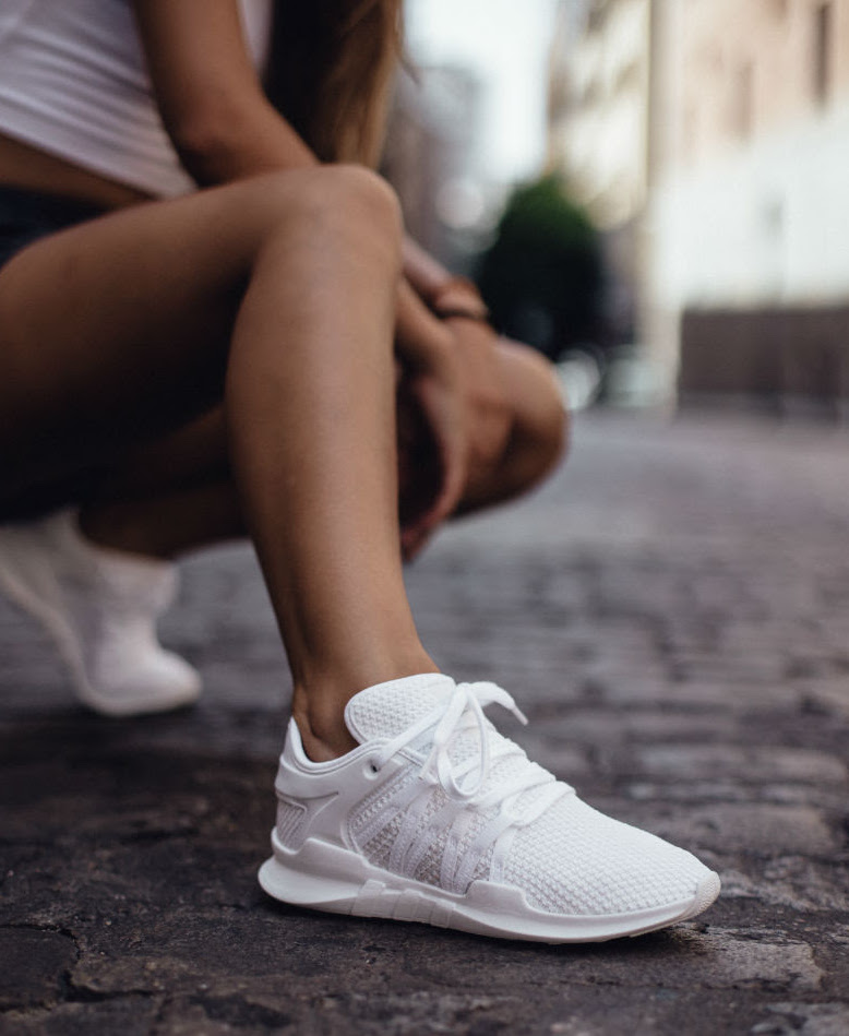 Path run. By9915 adidas. Adidas EQT белые на ноге. Adidas Sonkei на ноге. Адидас СОНКЕЙ.